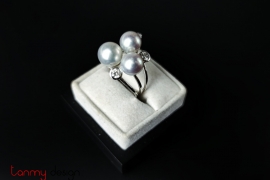 White gold ring attached with Akoya sea pearls and diamonds